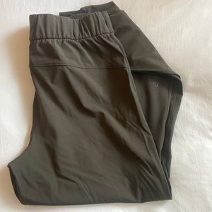 Lululemon olive green jogger size 6 in great condition!